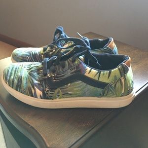 like new women’s lace up vans size 7.5